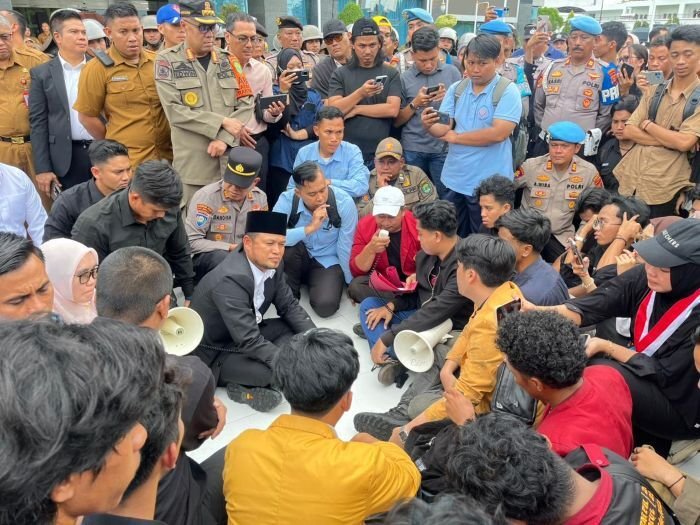 Gratispol Dicap “Waluh”, Rudy Mas’ud Temui Massa Usai Aksi Memanas