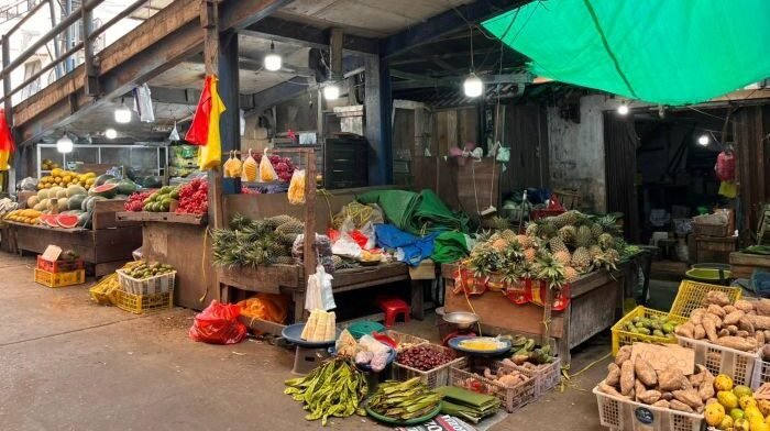 Aktivitas jual beli bahan kebutuhan pokok di Pasar Segiri, Kota Samarinda, menjelang Ramadan. Foto: BorneoFlash/Nur Ainunnisa