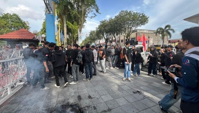 Aliansi Balikpapan Melawan menggelar aksi unjuk rasa di Balai Kota, pada Senin (09/2/2026). Foto: BorneoFlash/Niken Sulastri