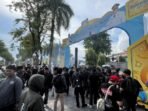 Aliansi Balikpapan Melawan menggelar aksi unjuk rasa di Balai Kota, pada Senin (09/2/2026). Foto: BorneoFlash/Niken Sulastri