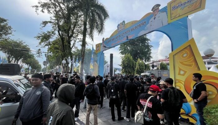 Aliansi Balikpapan Melawan menggelar aksi unjuk rasa di Balai Kota, pada Senin (09/2/2026). Foto: BorneoFlash/Niken Sulastri
