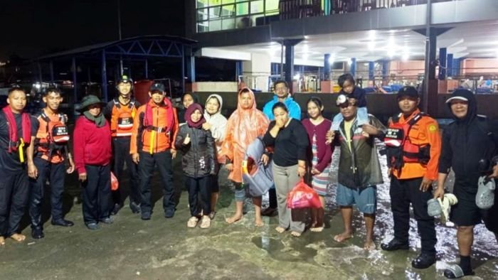 Anggota SAR Balikpapan bersama pemancing yang diselamatkan dari bagan akibat cuaca buruk di laut, pada Senin (2/2). Foto: BorneoFlash/Antara/ HO- SAR Balikpapan