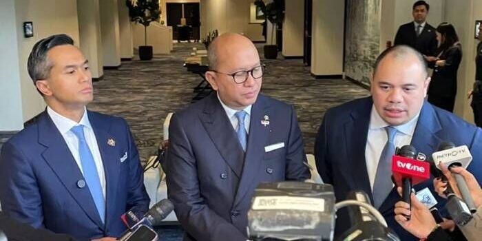 Menteri Investasi dan Hilirisasi yang juga CEO BPI Danantara Rosan Roeslani (tengah), Chief Investment Officer (CIO) BPI Danantara Pandu Sjahrir (kanan), dan Ketua Kadin Indonesia Anindya Bakrie menjawab pertanyaan wartawan di Washington DC, Amerika Serikat, Jumat (20/2/2026) waktu setempat. FOTO: ANTARA/Hafidz Mubarak A