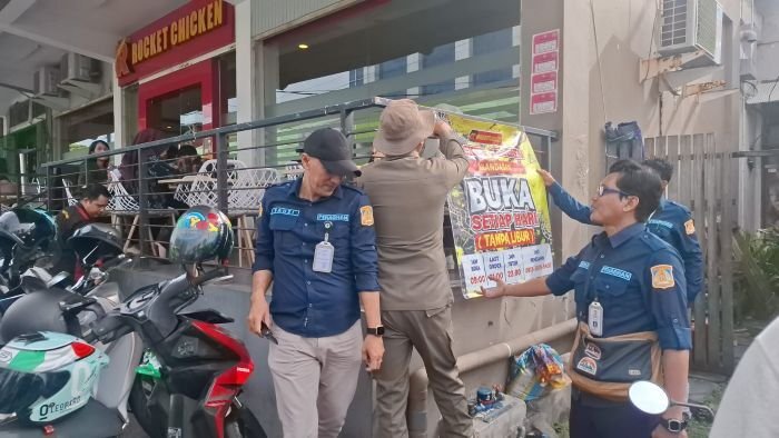 BPPDRD bersama Satpol PP Balikpapan melakukan penertiban spanduk dan reklame di Jalan Jenderal Sudirman, pada Rabu (4/2/2026). Foto: BorneoFlash/Niken Sulastri