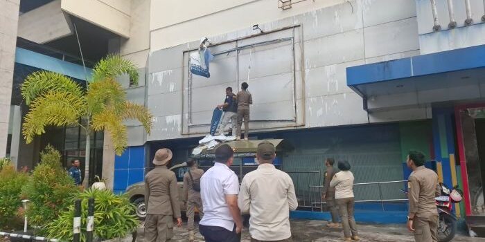 BPPDRD dan Satpol PP Balikpapan Turunkan  Spanduk Ilegal 