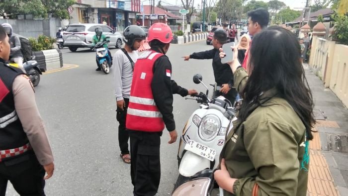 Brimob Polda Kaltim bergerak cepat menangani kecelakaan lalu lintas yang melibatkan dua pengendara sepeda motor di Jalan Jenderal Sudirman, kawasan Stal Kuda, Kota Balikpapan, pada Rabu (11/2/2026) siang. Foto: BorneoFlash/Ist