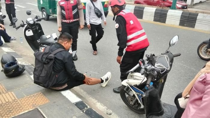 Brimob Polda Kaltim bergerak cepat menangani kecelakaan lalu lintas yang melibatkan dua pengendara sepeda motor di Jalan Jenderal Sudirman, kawasan Stal Kuda, Kota Balikpapan, pada Rabu (11/2/2026) siang. Foto: BorneoFlash/Ist