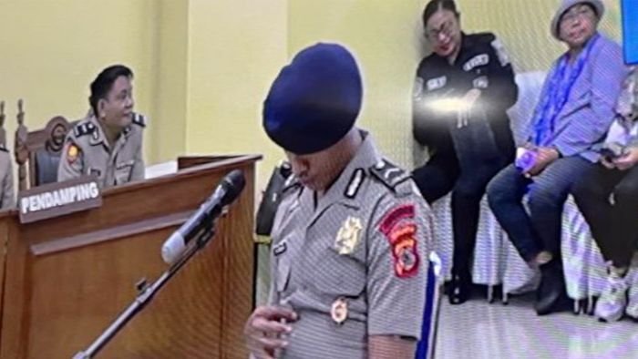 Bripda Mesias Viktor Siahaya, oknum anggota Brimob tersangka kasus dugaan penganiayaan terhadap siswa di Tual, menunduk usai menerima putusan pemecatan dalam sidang kode etik, di Ambon, pada Selasa (24/2/2026). Foto: BorneoFlash/ANTARA/Winda Herman