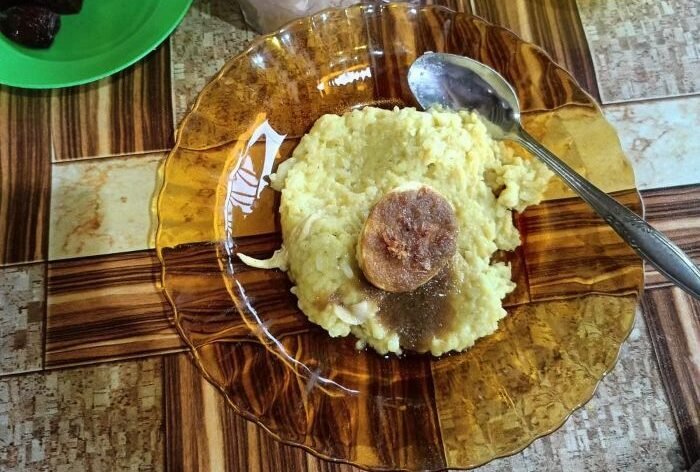 Bubur peca menjadi sajian khas berbuka di Masjid Shirathal Mustaqiem, Samarinda Seberang. Foto: BorneoFlash/Nur Ainunnisa