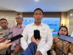 Direktur Utama Perum Bulog Ahmad Rizal Ramdhani (tengah), memberi keterangan kepada awak media di Jakarta. FOTO: ANTARA/Harianto Direktur Utama Perum Bulog Ahmad Rizal Ramdhani (tengah), memberi keterangan kepada awak media di Jakarta. FOTO: ANTARA/Harianto