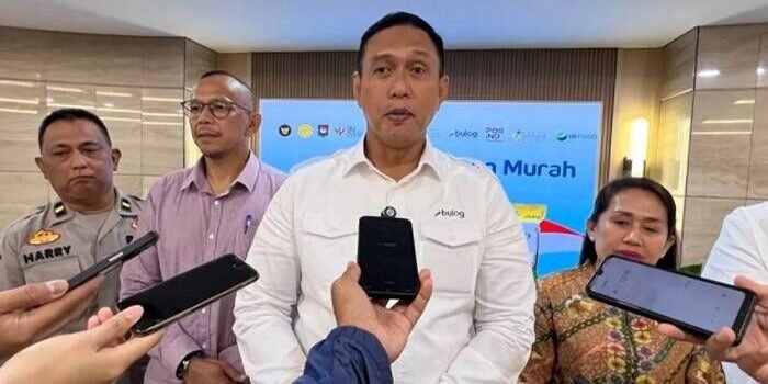 Direktur Utama Perum Bulog Ahmad Rizal Ramdhani (tengah), memberi keterangan kepada awak media di Jakarta. FOTO: ANTARA/Harianto