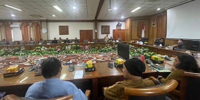 DPRD Kabupaten Kutim bersama Pemkab Kutim melalui Dinas Lingkungan Hidup serta PT Kaltim Prima Coal (KPC) menggelar rapat untuk mencari solusi atas dampak negatif TPST Pasar Induk Sangatta di Teluk Lingga, yang berlangsung di Ruang Hearing DPRD Kutai Timur, pada Senin (9/2/2026). Foto: HO/Humpro Setwan Kutim