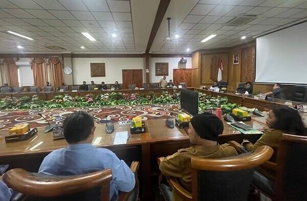 DPRD Kabupaten Kutim bersama Pemkab Kutim melalui Dinas Lingkungan Hidup serta PT Kaltim Prima Coal (KPC) menggelar rapat untuk mencari solusi atas dampak negatif TPST Pasar Induk Sangatta di Teluk Lingga, yang berlangsung di Ruang Hearing DPRD Kutai Timur, pada Senin (9/2/2026). Foto: HO/Humpro Setwan Kutim