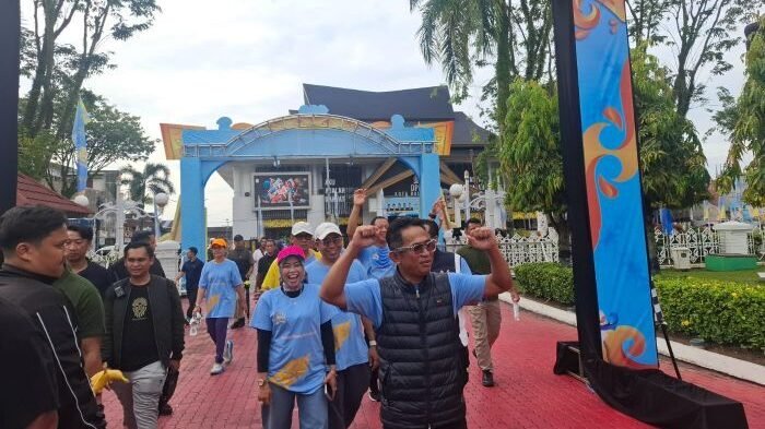 DPRD dan Pemkot Balikpapan gelar jalan sehat dalam rangka Hari Jadi ke 129 Kota Balikpapan di Halaman Balai Kota, pada Jumat (13/2/2026). Foto: BorneoFlash/Niken Sulastri