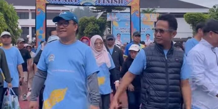DPRD dan Pemkot Balikpapan gelar jalan sehat dalam rangka Hari Jadi ke 129 Kota Balikpapan di Halaman Balai Kota, pada Jumat (13/2/2026). Foto: BorneoFlash/Niken Sulastri