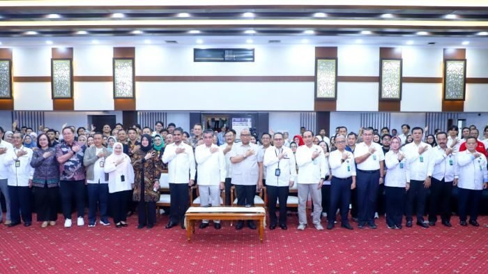 Dalam rangka peringatan Bulan K3 Tahun 2026 Menaker menggratiskan pembinaan bagi 4.025 peserta dalam program Pembinaan dan Sertifikasi Ahli K3 Umum. Foto: HO/Biro Humas Kemnaker