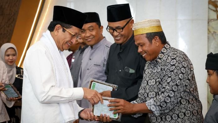 Menteri Agama RI, Nasaruddin Umar Serahkan bantuan mushaf Al-Qur'an Di Masjid Negara IKN, pada Jumat (20/2/2026). Foto: HO/Humas Otorita IKN