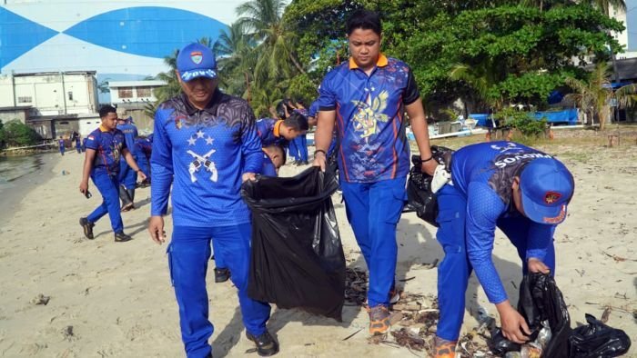 Ditpolairud Polda Kaltim menggelar aksi kegiatan bersih-bersih pantai, pada Jumat (20/02/26). Foto: HO/Humas Polda Kaltim