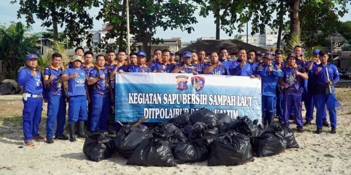 Ditpolairud Polda Kaltim menggelar aksi kegiatan bersih-bersih pantai, pada Jumat (20/02/26). Foto: HO/Humas Polda Kaltim