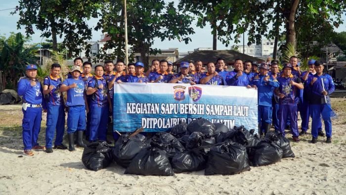 Ditpolairud Polda Kaltim menggelar aksi kegiatan bersih-bersih pantai, pada Jumat (20/02/26). Foto: HO/Humas Polda Kaltim