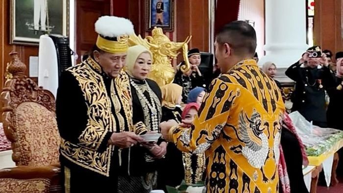 Direktur Keuangan dan Penunjang Bisnis beserta jajaran manajemen PT KPB menghadiri peringatan Hari Kaseh Selamat Sultan Kutai Kartanegara Ing Martadipura XXI di Kedaton Kutai Kartanegara, pada Senin (9/2/2026). Foto: HO/KPB
