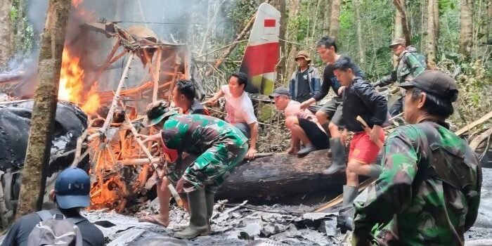 Prajurit Kodam VI/Mulawarman Gerak Cepat Evakuasi Korban Pesawat Pelita Air Service 7101 jenis Air Tractor AT-802 nomor registrasi PK-PAA yang jatuh di wilayah pegunungan Pa Remayo, Kecamatan Krayan Timur, Kabupaten Nunukan, Provinsi Kalimantan Utara, pad