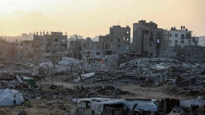 Arsip foto - Warga terlihat setelah mereka kembali ke daerah Sheikh Radwan yang hancur, di utara Kota Gaza, Palestina, Kamis (6/11/2025). FOTO : ANTARA/Rizek Abdeljawad/Xinhua/pri.