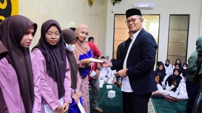 General Manager Bandara SAMS Sepinggan, R. Iwan Winaya Mahdar, saat menyerahkan santunan kepada anak panti asuhan, di Masjid As-Salaam Bandara, pada Kamis (26/2/2026). Foto: BorneoFlash/Ist