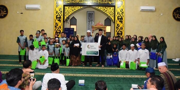 General Manager Bandara SAMS Sepinggan, R. Iwan Winaya Mahdar, saat menyerahkan santunan kepada anak panti asuhan, di Masjid As-Salaam Bandara, pada Kamis (26/2/2026). Foto: BorneoFlash/Ist