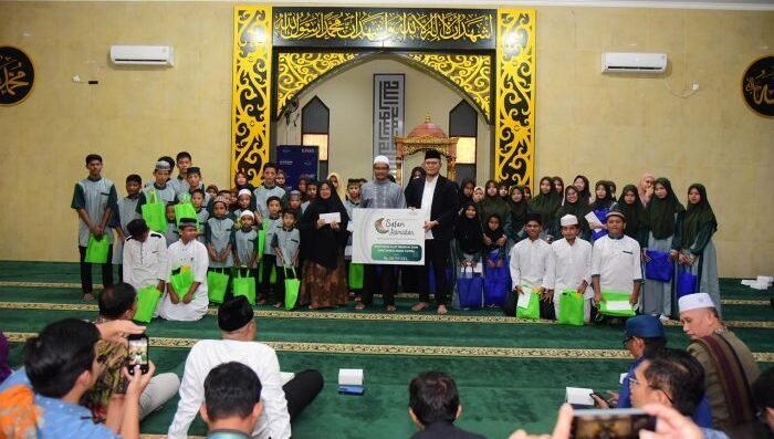 General Manager Bandara SAMS Sepinggan, R. Iwan Winaya Mahdar, saat menyerahkan santunan kepada anak panti asuhan, di Masjid As-Salaam Bandara, pada Kamis (26/2/2026). Foto: BorneoFlash/Ist