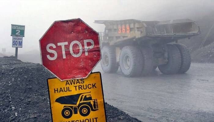 Sebuah truk pengangkut biji tambang beraktivitas di areal pertambangan Grasberg PT Freeport, Mimika, Papua. FOTO: ANTARA/ Wahyu Putro A/pras/aa.