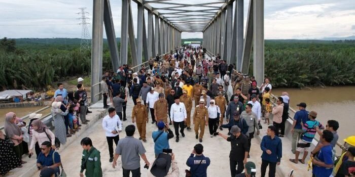 Gubernur Kalimantan Timur, Rudy Mas ud Saat Meresmikan Jembatan Sungai Nibung Gubernur Kalimantan Timur, Rudy Mas'ud Saat Meresmikan Jembatan Sungai Nibung. Foto: HO/kutaitimurkab.go.id