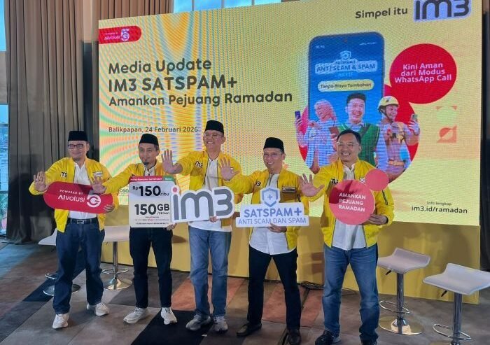 Acting Officer Head of Circle Kalisumapa & SVP Head of Prepaid Sales & Distribution Kalisumapa, Yogo Pandego Bagus Widodo; SVP Head of Region Kalimantan, Sugiyanto; VP Head of Marketing Circle Kalisumapa,Tepi Aditia dan VP Head of Technology Circle Kalisumapa, Deny Houstin Wahid, dalam Kegiatan Media Update IM3 SATSPAM+ Amankan Pejuang Ramadan, di Grand Jatra Hotel Balikpapan, pada Selasa (24/2/2026). Foto: BorneoFlash/Niken Sulastri
