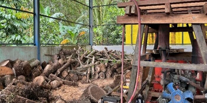 ITK melaksanakan pendampingan teknis pengolahan limbah kayu menjadi pellet RDF dan SRF di area gudang bahan bakar jumputan padat TPAS Manggar. Foto: HO/ITK