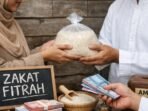 Ilustrasi masyarakat menunaikan zakat fitrah