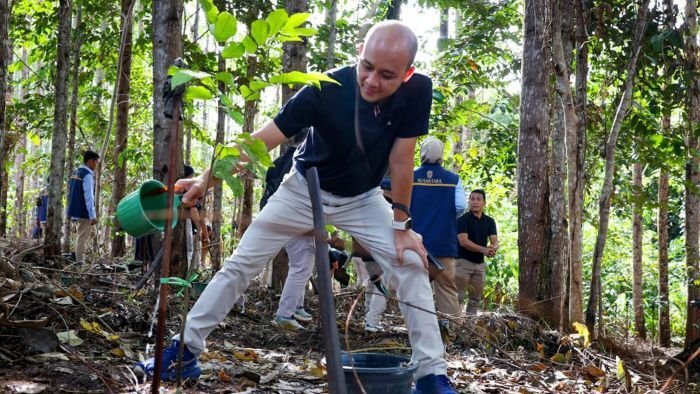 Indosat Ooredoo Hutchison melakukan penanaman pohon asli Kalimantan di Kawasan Miniatur Hutan Hujan Tropis IKN, pada Rabu (04/02/2026). Foto: HO/Humas Otorita IKN