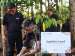 Indosat Ooredoo Hutchison (IOH) saat melakukan penanaman pohon di kawasan Miniatur Hutan Hijau Tropis Ibu Kota Nusantara (IKN), pada Rabu (4/2/2026). Foto: BorneoFlash/IST
