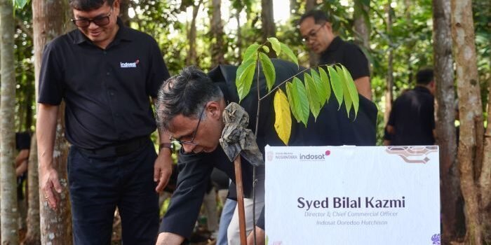 Indosat Ooredoo Hutchison (IOH) saat melakukan penanaman pohon di kawasan Miniatur Hutan Hijau Tropis Ibu Kota Nusantara (IKN), pada Rabu (4/2/2026). Foto: BorneoFlash/IST