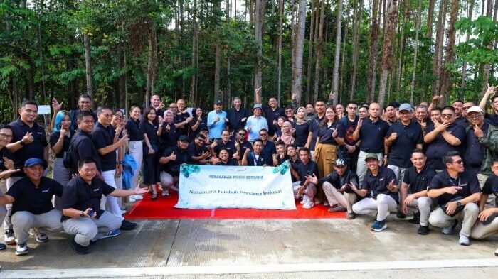 Indosat Ooredoo Hutchison melakukan penanaman pohon asli Kalimantan di Kawasan Miniatur Hutan Hujan Tropis IKN, pada Rabu (04/02/2026). Foto: HO/Humas Otorita IKN