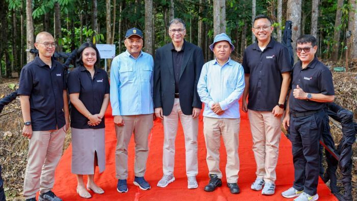 Indosat Ooredoo Hutchison melakukan penanaman pohon asli Kalimantan di Kawasan Miniatur Hutan Hujan Tropis IKN, pada Rabu (04/02/2026). Foto: HO/Humas Otorita IKN