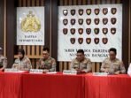 Kapolda Maluku Irjen Pol Dadang Hartanto, didampingi Wakapolda, Kabid Humas, Kabid Propam dan Kepala sekretariat Komnas HAM, dalam konferensi pers perkara kasus aniaya oleh anggota Brimob, di Ambon, pada Selasa (24/2/2026). Foto: BorneoFlash/ANTARA/Winda Herman