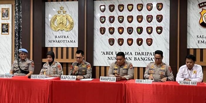 Kapolda Maluku Irjen Pol Dadang Hartanto, didampingi Wakapolda, Kabid Humas, Kabid Propam dan Kepala sekretariat Komnas HAM, dalam konferensi pers perkara kasus aniaya oleh anggota Brimob, di Ambon, pada Selasa (24/2/2026). Foto: BorneoFlash/ANTARA/Winda 