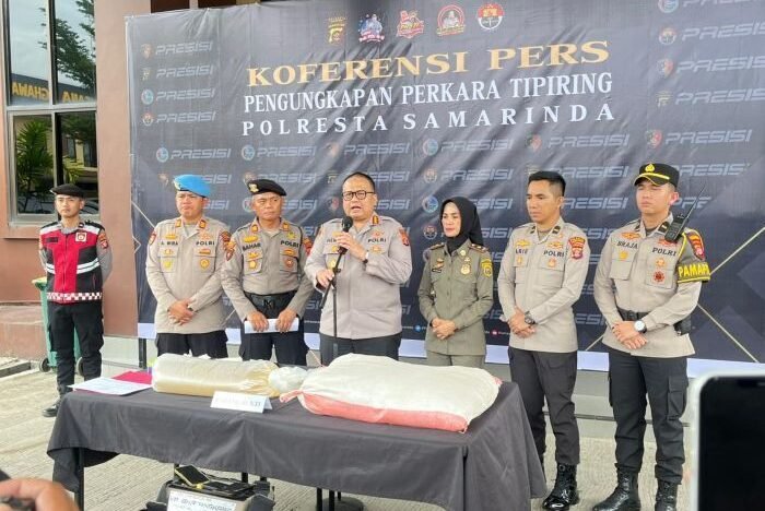 Kapolresta Samarinda, Kombes Pol Hendri Umar, saat memimpin konferensi pers di Lobby Mako Polresta Samarinda, pada Selasa (24/2/2026). Foto: BorneoFlash/Nur Ainunnisa