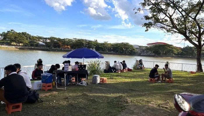 Kawasan PKL yang berada di Polder Air Hitam. Foto: BorneoFlash/Nur Ainunnisa