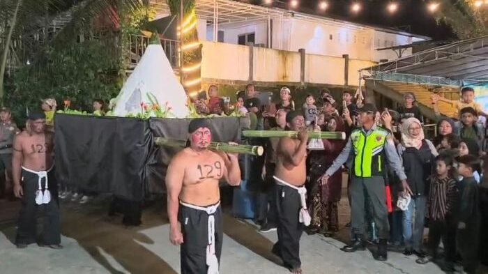 Kecamatan Balikpapan kota merayakan Hari Jadi ke 129 Balikpapan dengan arak-arakan tumpeng dengan mengangkat budaya jawa, pada Selasa malam (10/2/2026). Foto: BorneoFlash/Niken Sulastri