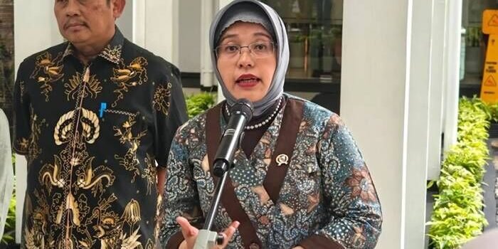 Kepala Badan Pusat Statistik (BPS) Amalia Adininggar Widyasanti menjawab pertanyaan pewarta dalam konferensi pers usai pertemuan terbatas bersama Menteri Koordinator Bidang Pemberdayaan Masyarakat, Menteri Sosial, dan Direktur Utama BPJS Kesehatan di Jakarta, Senin (16/2/2026). FOTO : ANTARA/M Riezko Bima Elko Prasetyo/am. Kepala Badan Pusat Statistik (BPS) Amalia Adininggar Widyasanti menjawab pertanyaan pewarta dalam konferensi pers usai pertemuan terbatas bersama Menteri Koordinator Bidang Pemberdayaan Masyarakat, Menteri Sosial, dan Direktur Utama BPJS Kesehatan di Jakarta, Senin (16/2/2026). FOTO : ANTARA/M Riezko Bima Elko Prasetyo/am.