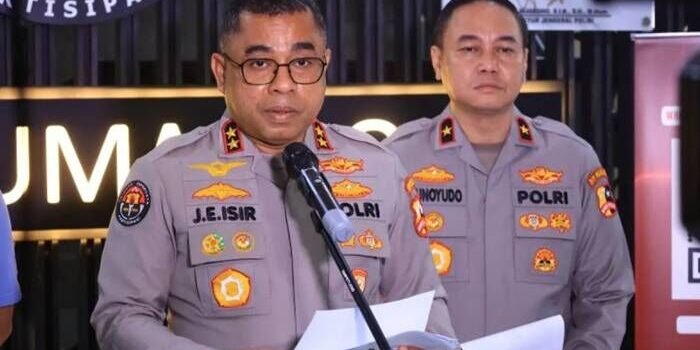 Kepala Divisi Humas Polri Inspektur Jenderal Polisi Johnny Eddizon Isir (kiri) menyampaikan keterangan pers di Jakarta, Minggu (15/2/2026) malam. FOTO : ANTARA/HO-Divisi Humas Polri