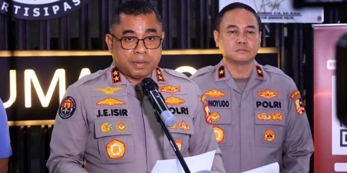 Kepala Divisi Humas Polri Inspektur Jenderal Polisi Johnny Eddizon Isir (kiri) menyampaikan keterangan pers di Jakarta, pada Minggu (15/2/2026) malam. Foto: BorneoFlash/ANTARA/HO-Div Humas Polri