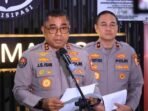 Kepala Divisi Humas Polri Inspektur Jenderal Polisi Johnny Eddizon Isir (kiri) menyampaikan keterangan pers di Jakarta, Minggu (15/2/2026) malam. FOTO : ANTARA/HO-Divisi Humas Polri