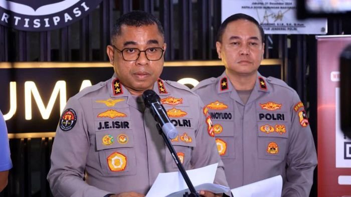 Kepala Divisi Humas Polri Inspektur Jenderal Polisi Johnny Eddizon Isir (kiri) menyampaikan keterangan pers di Jakarta, pada Minggu (15/2/2026) malam. Foto: BorneoFlash/ANTARA/HO-Div Humas Polri